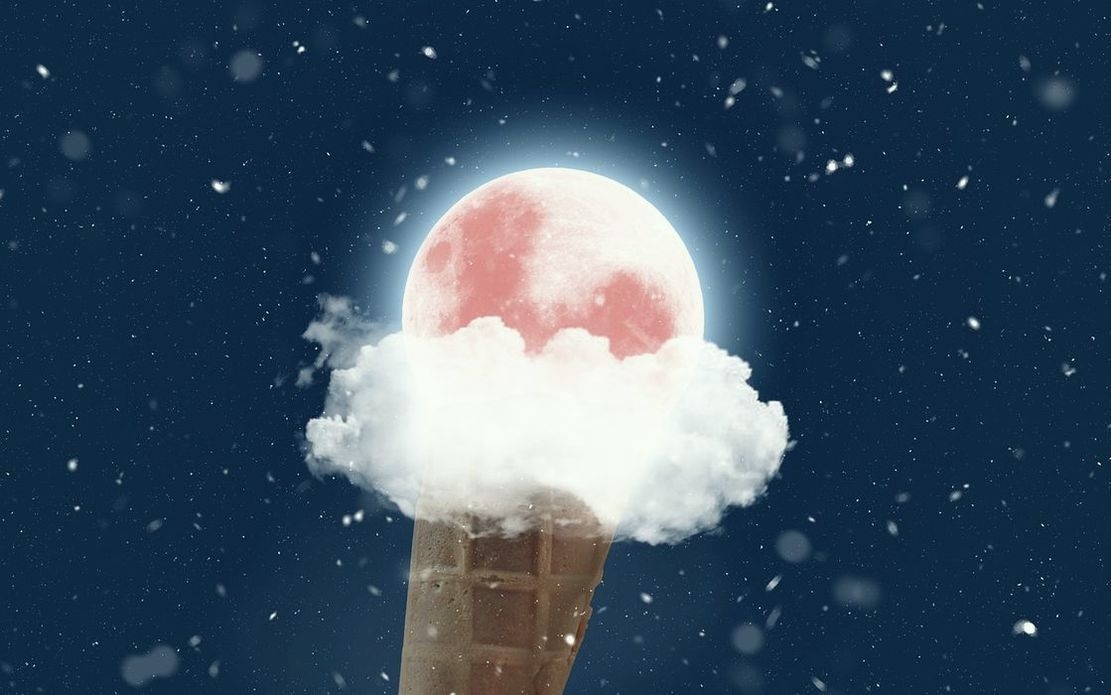 Un helado de vainilla clásico con frutos rojos y crema