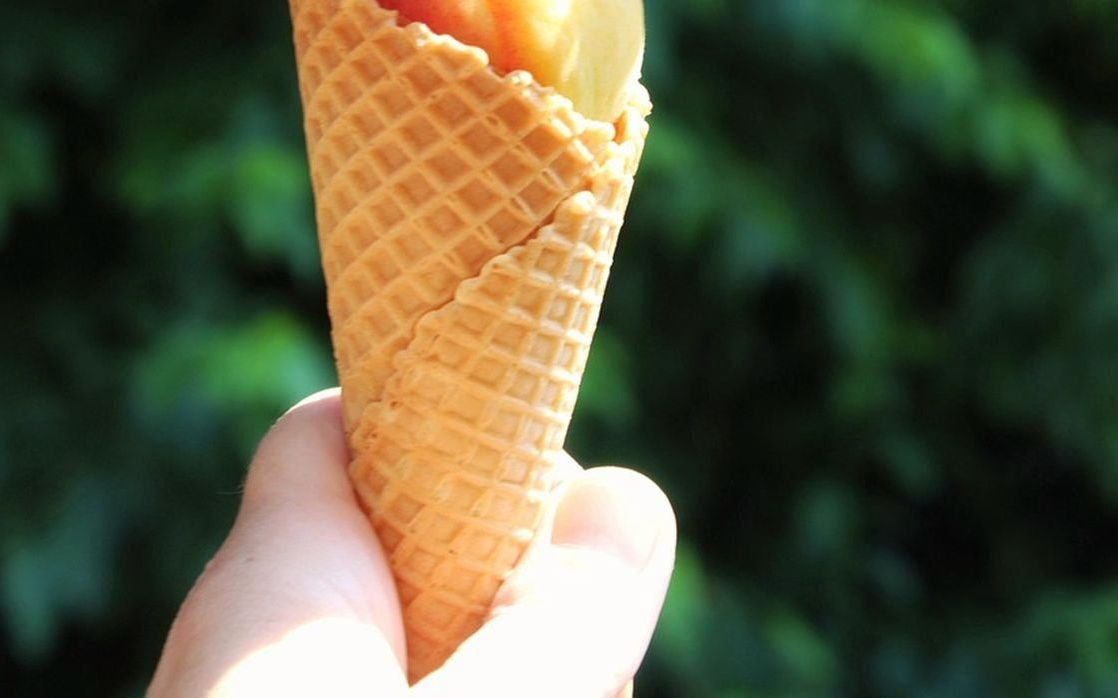 Una copa artesanal de helado casero con golosinas y chocolates