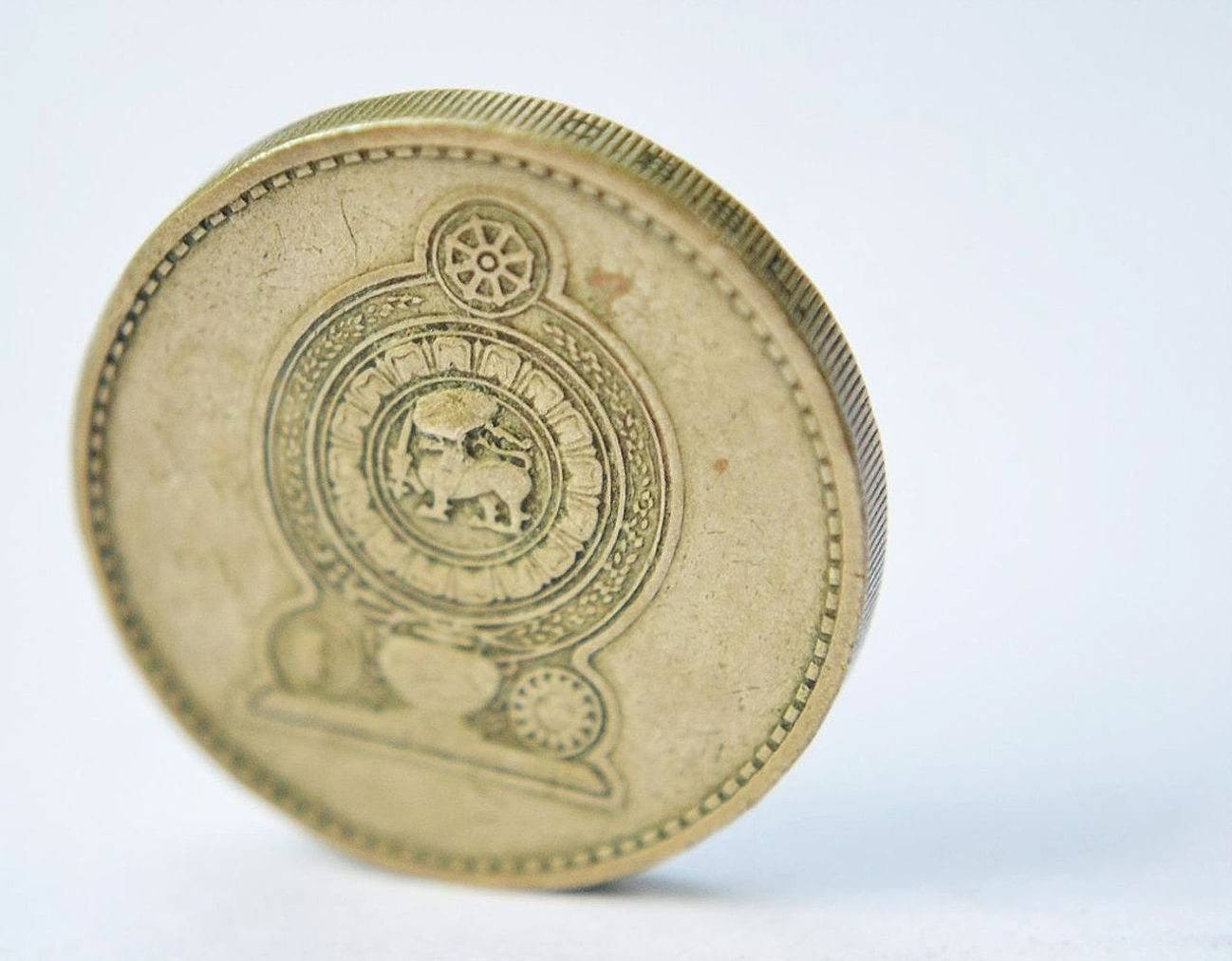Büyüteci, paraları incelemek için olan aletler ve numismatik koleksiyonu kataloğu